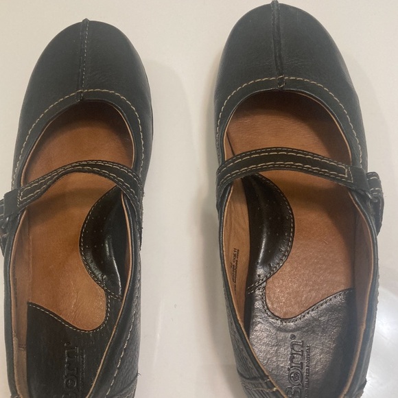 Chocolate brown shoes
Size 10 and euro 42. Leather - Picture 3 of 6